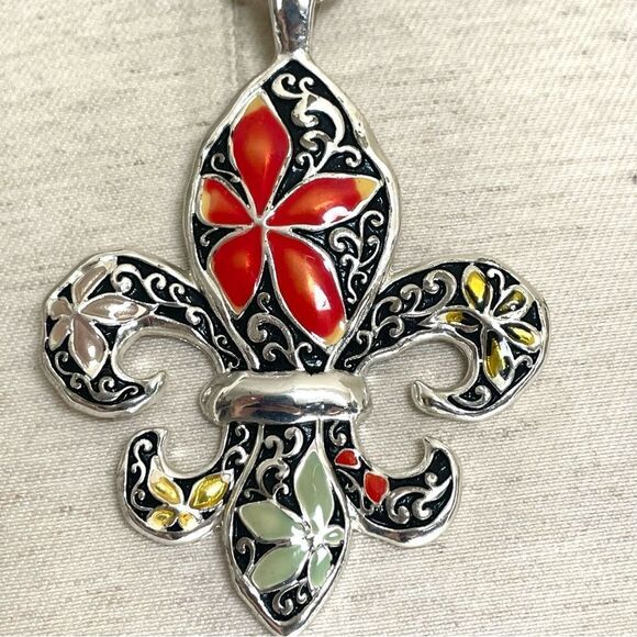 Silver tone Fleur de Lis pendant necklace - Picture 3 of 13